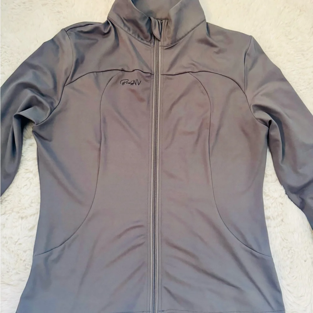 Body NV Women's Gray Zip-Up Athletic Top and Leggings Set - Picture 6 of 15